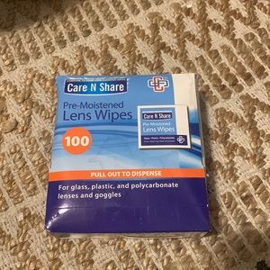 New 100 packs of lens wipes
